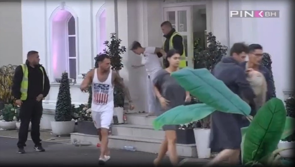 Matoru obezbeđenje nije moglo da zadrži, Sanja pala u nesvest, a sve zbog OVE zadrugarke i njene pesme! (VIDEO)