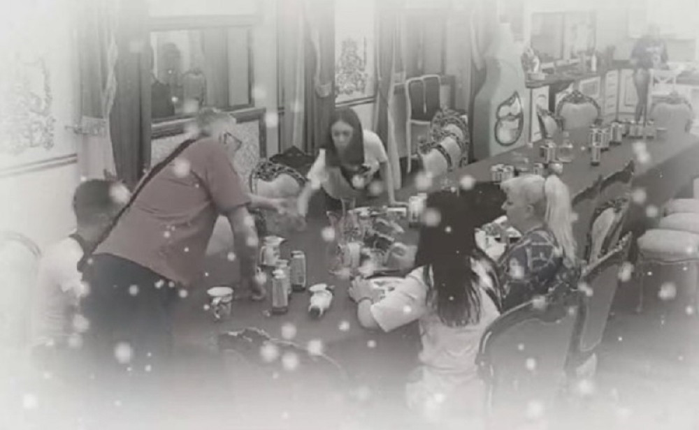 "J**aću ti mrtvu majku!" Milijana nasrnula na Milojka! Gurnula ga pa uhvatila šolju da ga gađa! (VIDEO)