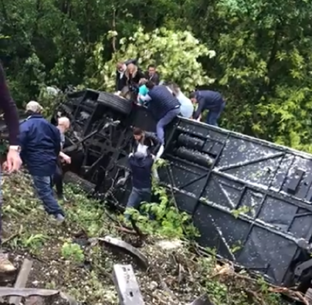 Prevrnuo se autobus, Rusi povređeni! Putnici još zarobljeni u vozilu, lekari i vatrogasci im spasavju živote! (VIDEO)