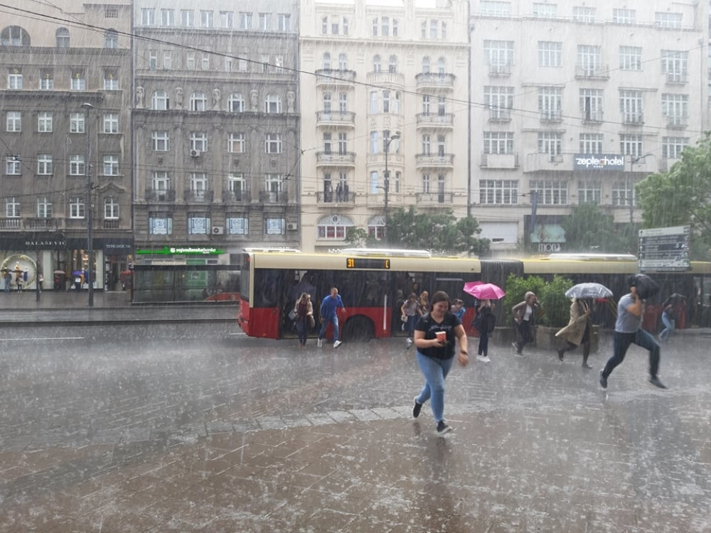 Jaka oluja razorila sve oko nas, od groma stradalo 17 ovaca! Kod nas stiže večeras tačno u OVOLIKO sati, biće žestoko, bežite sa ulica!