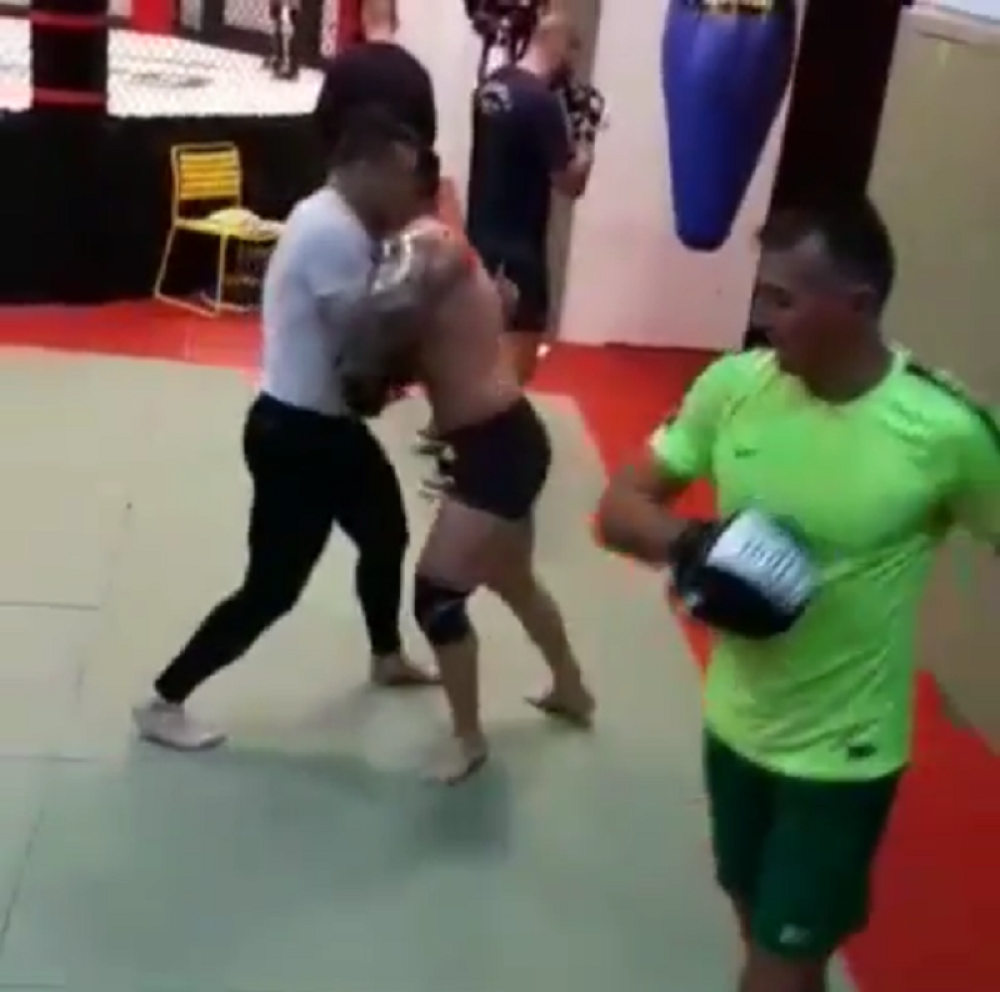 Nakon žestokog treninga Stošić je stao da uzme dah, a onda ga je Hrvat zgrabio kao od šale! (VIDEO)