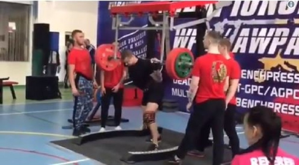 Jezivo! Teg od 250 kilograma nesrećnom Rusu SMRSKAO NOGU, a ni to nije sve! Evo šta se posle dogodilo! (UZNEMIRUJUĆI VIDEO)
