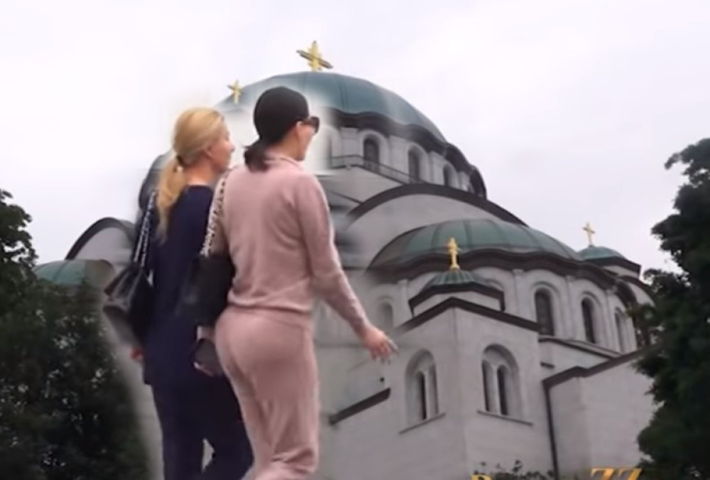 Cecu ovakvu nikad niste videli! Otišla u Hram sa sestrom, a ono što je Lidija uradila ispred ove SVETINJE je vredno POŠTOVANJA! (VIDEO)