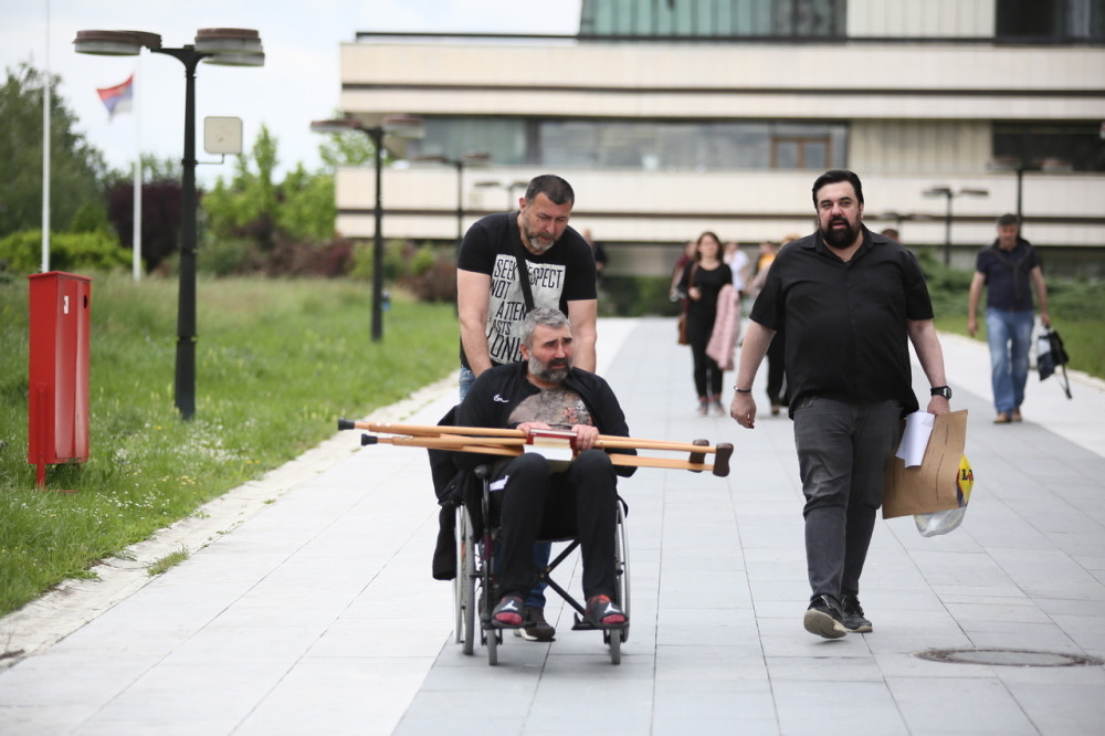 U invalidskim kolicima, sa štakama u rukama i DRASTIČNO MRŠAVIJI! Miki Đuričić konačno napustio VMA!