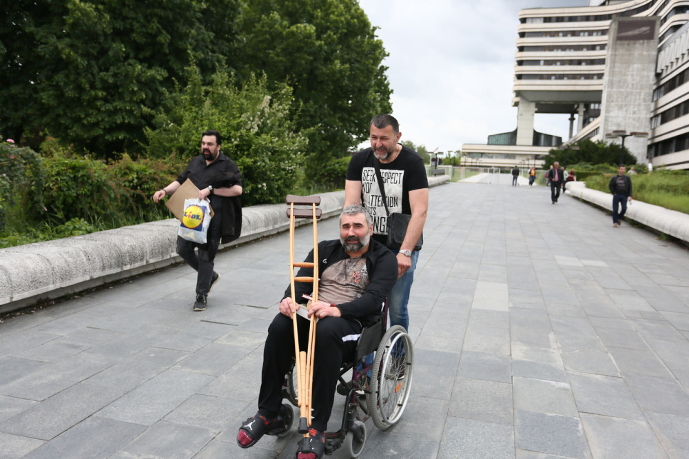 Miki Đuričić u kolicima napustio bolnicu, a onda otkrio da li se ponovo vraća u "Zadrugu"!