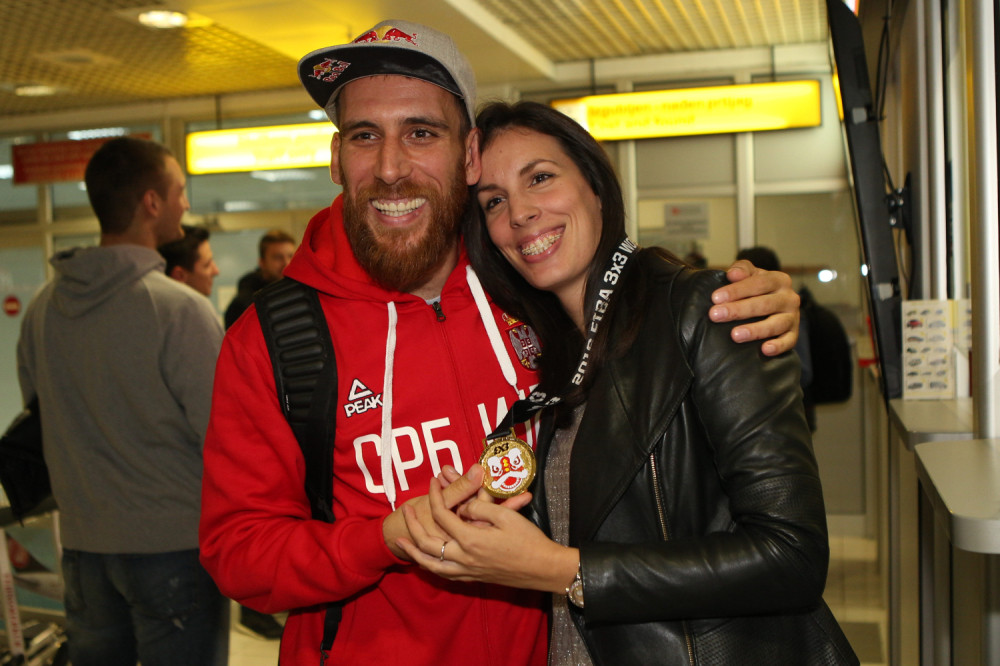 Basketaš Ždero nosi zastavu Srbije na otvaranju Evropskih igara