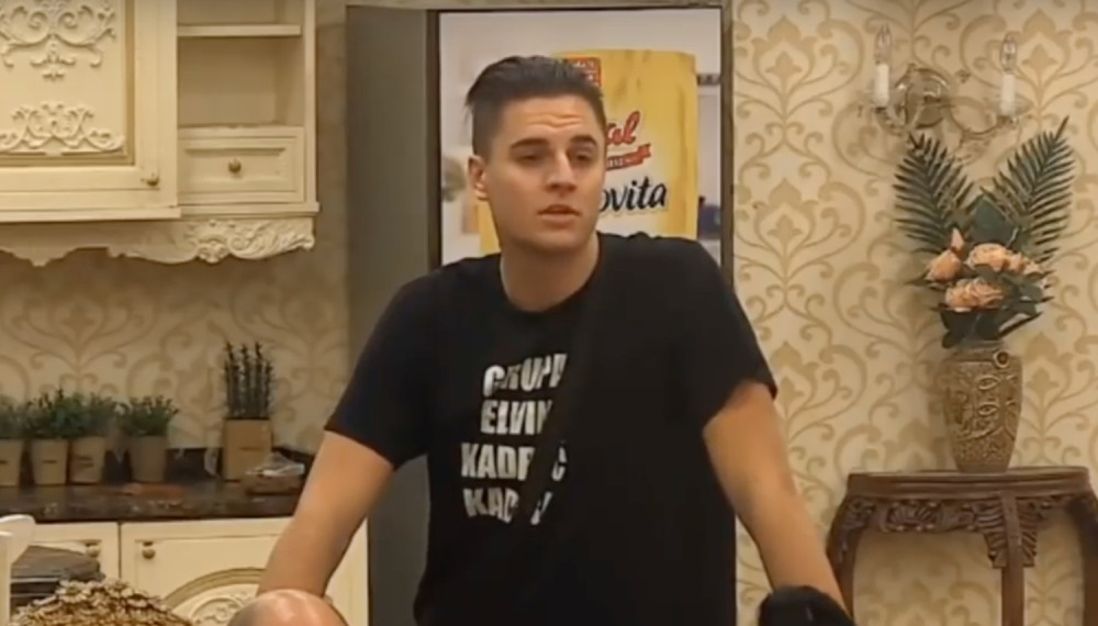 Pogledajte kako se Elvin klanja i moli Alahu u rijalitiju "Parovi"! Ovo još nije viđeno! (VIDEO)