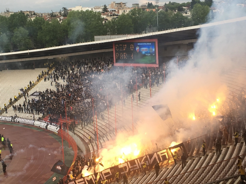 Partizan je poveo, a onda su Grobari bacili baklje na teren! (FOTO + VIDEO)