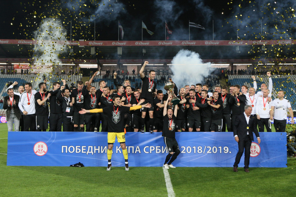 Fudbaleri Partizana proslavili pobedu uz poznati muzički hit! (VIDEO)