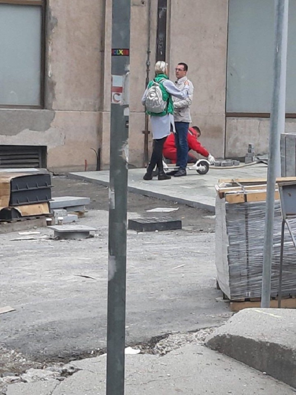 Bastać se šepuri na fensi trotinetu, a počeo je i da vuklja decu sa sobom i zloupotrebljava ih! (FOTO)