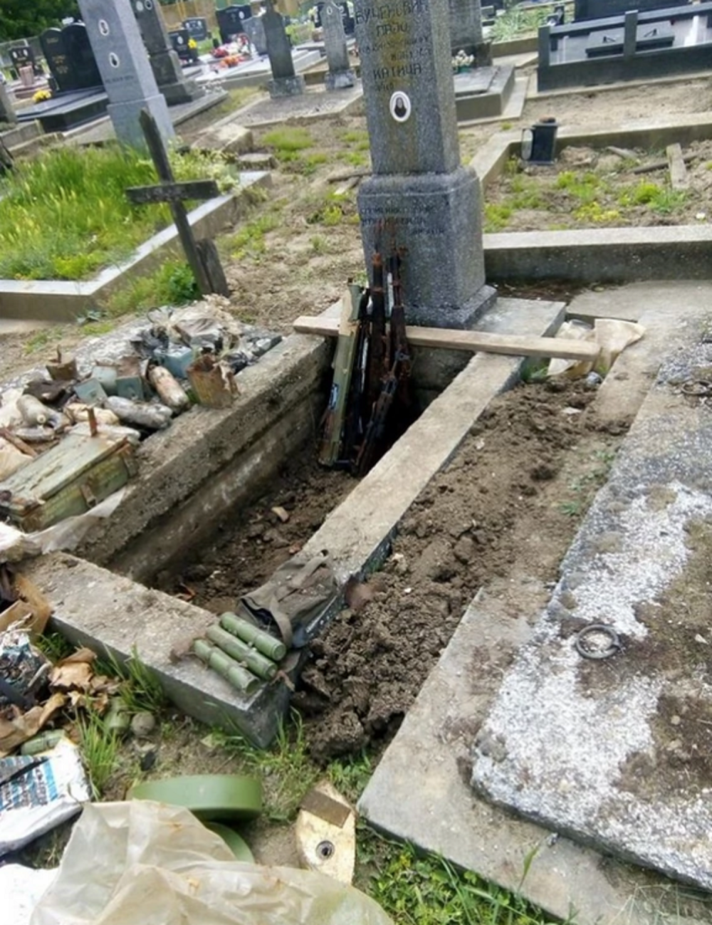 Otvorili grobnicu čoveka koji je sahranjen 1945. godine i unutra pronašli nešto od čega su PRETRNULI OD STRAHA! (FOTO)