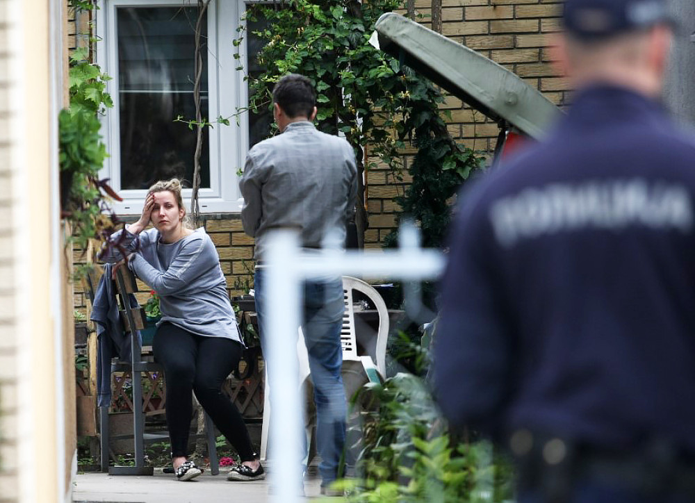 Stravične fotografije mesta zločina! Rođaci i komšije kukaju i zapomažu, bolne scene sa lice mesta PARALIŠU! (FOTO)