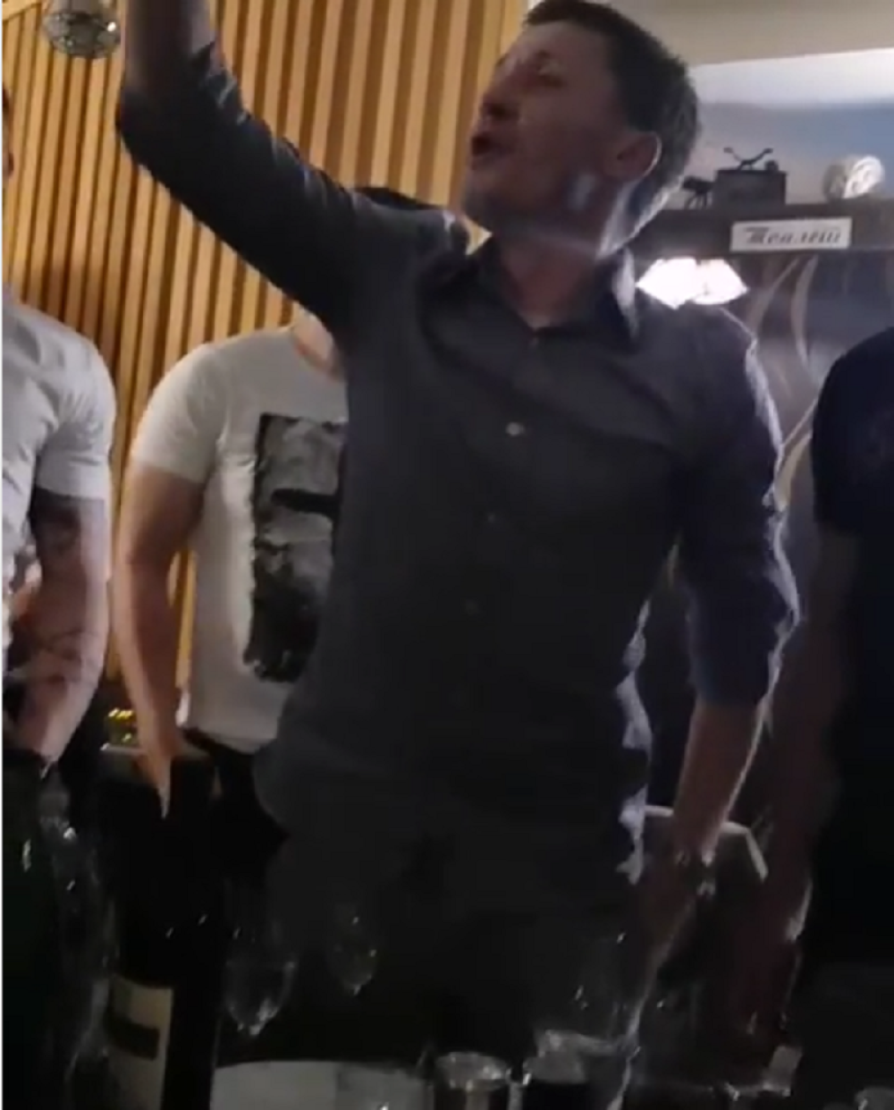 Emocije su ga savladale, Saša Ilić zapevao u kafani! (VIDEO)