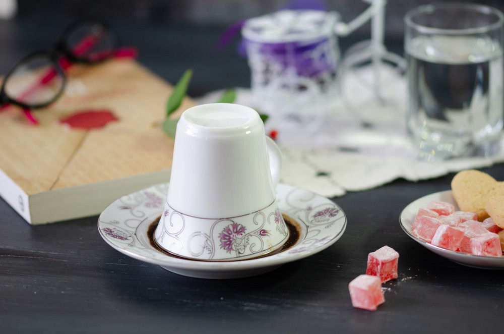 Niste ni slutili šta se sve krije iza gledanja u talog kafe