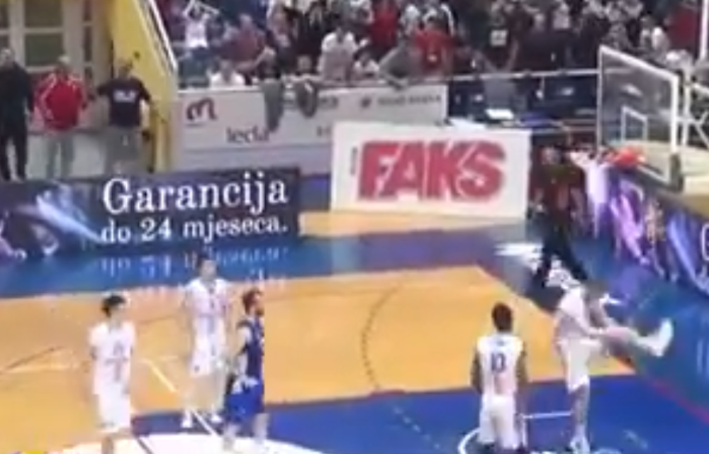 Bez imalo razmišljanja Hrvat napucao loptu dve sekunde pre kraja i koštao svoj tim pobede! (VIDEO)