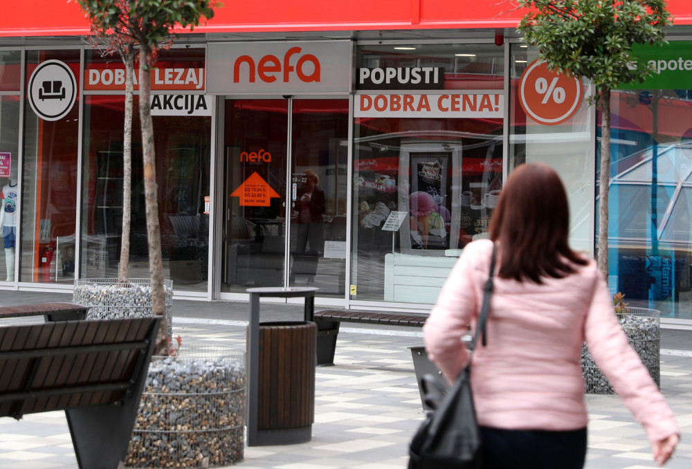 Radnici ostali bez plate i posla, kupci iznosili sve što su stigli da namire štetu! Ljudi u agoniji!