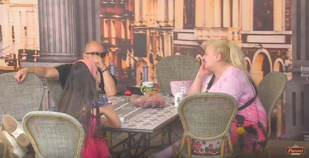 Poznatu pevačicu i bivšu učesnicu "Parova" žestoko uvredili, ona odbrusila još jače: "D*vaj ga retardinjo!" (FOTO)