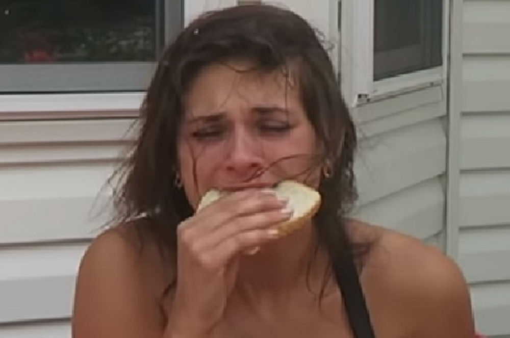 Nećete verovati šta je stavila u usta! Lepo zagrizla, počela da žvaće, a onda... Da vam se zgadi život! (VIDEO)