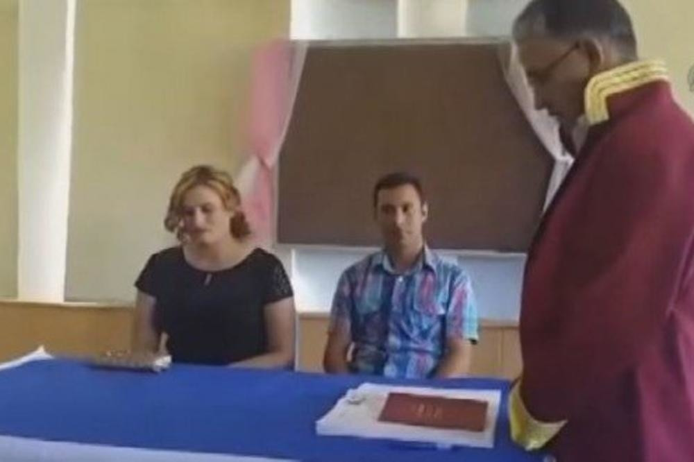 Posle jedne reči, mlada je pobesnela, a matičar izjurio iz sale! Nastao haos!