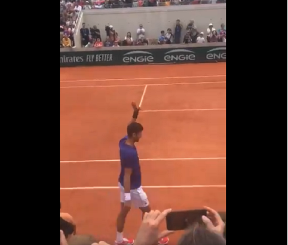 Nole kao rok zvezda izašao na trening, a onda je poveo navijanje sa "meksičkim talasima"! (VIDEO)