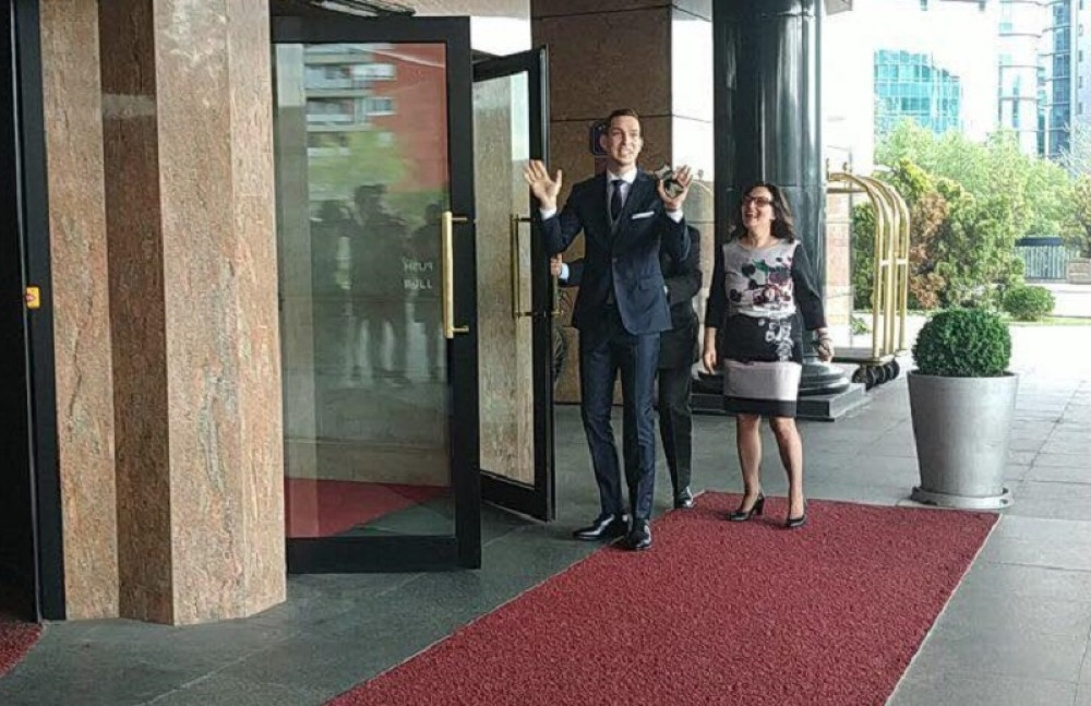 Stigao i mladoženja u hotel! Skupoceni teget smoking i nikad veći osmeh! (VIDEO)