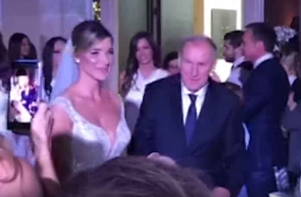 Pojavila se prva porodična slika, na NJOJ nema samo NJEGA! Razlog je... (FOTO)