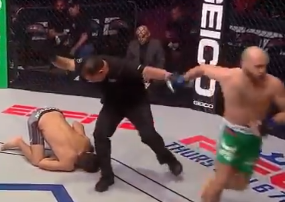 Rus razbio Amerikanca sa "letećim kolenom" u glavu, za najbržu dremku ikada! (VIDEO)