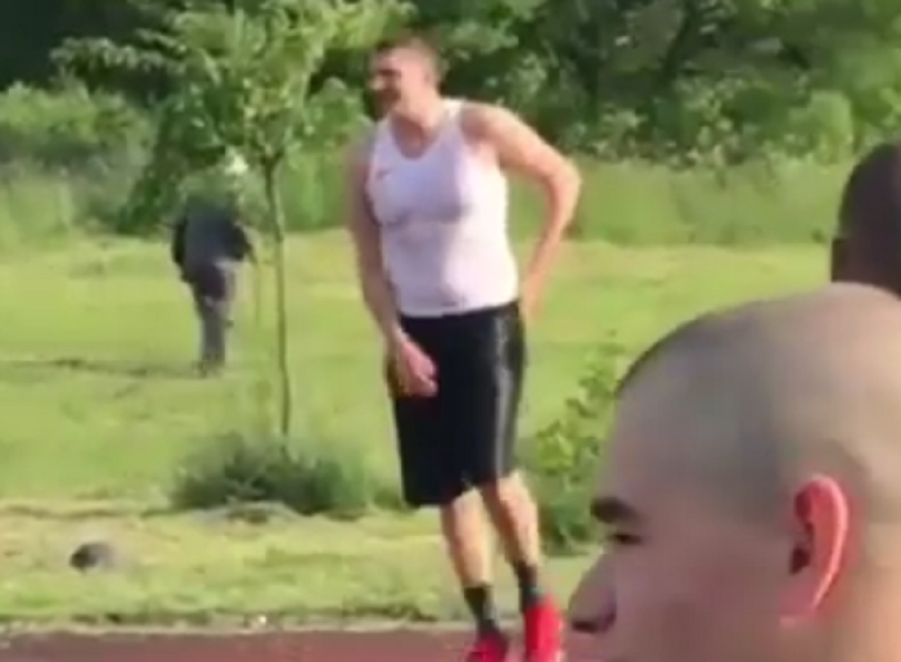 Jokić obradovao klince u komšiluku, pa odigrao partiju sa drugarima iz Sombora, glavni utisak njegov "stomačić"! (VIDEO)