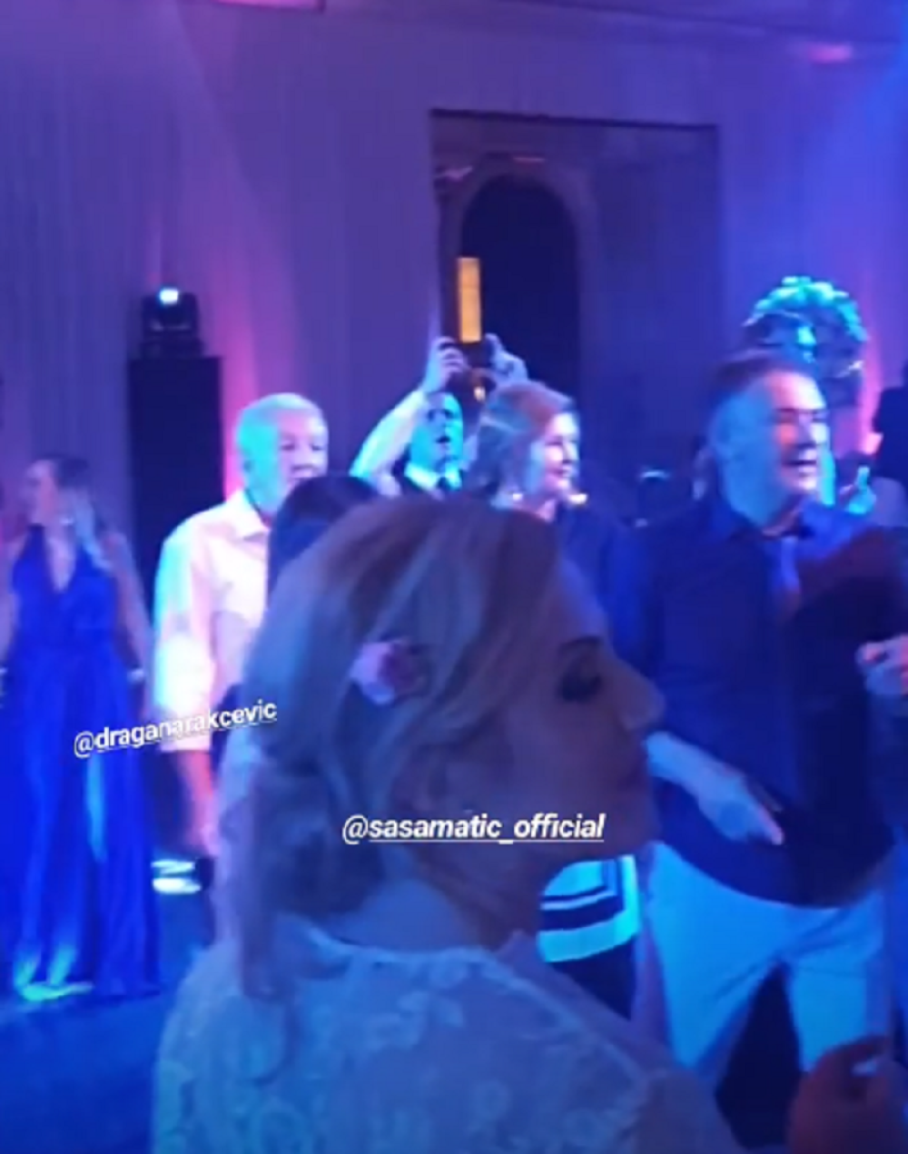 Evo ko se sve latio mikrofona na svadbi Dragane i Miloša! Zapevala je MUZIČKA LEGENDA! (VIDEO)