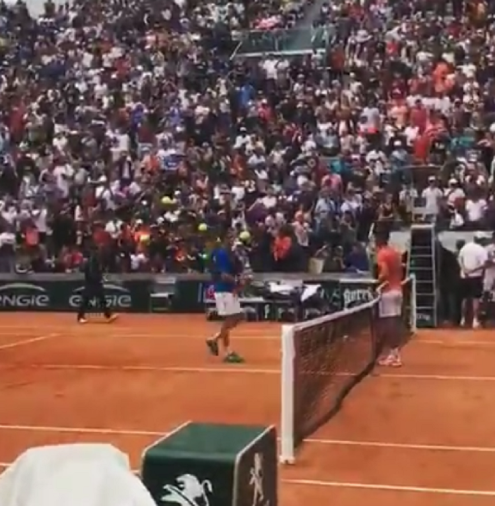 Dok je Novak vredno trenirao ON mu je ukrao šou, ušao je na teren i tad je nastala erupcija na tribinama! (VIDEO)