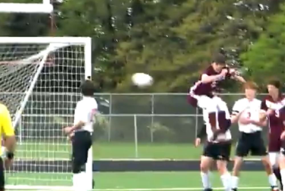 Postigao gol zadnjicom pa izazvao bes protivničkih igrača! (VIDEO)