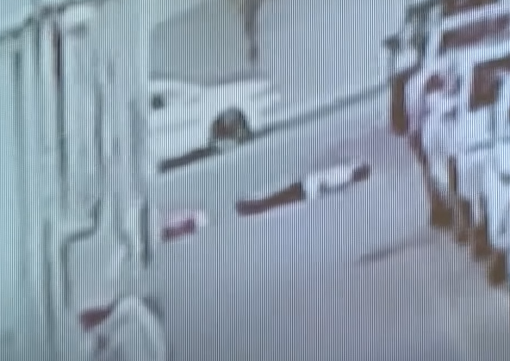 Dete visilo sa petog sprata i palo! Mladić spasio mališana na NEVEROVATAN način, a onda se dogodio novi šok! (UZNEMIRUJUĆI SADRŽAJ)