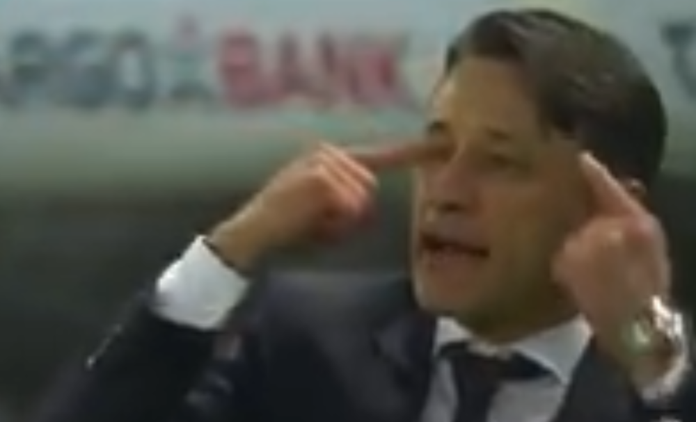 Kovač davao instrukcije svojim igračima pa umalo ostao bez oka! (VIDEO)