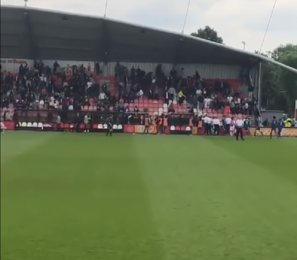 Huligani tukli roditelje protivničkih fudbalera, skandal na derbiju! (VIDEO)