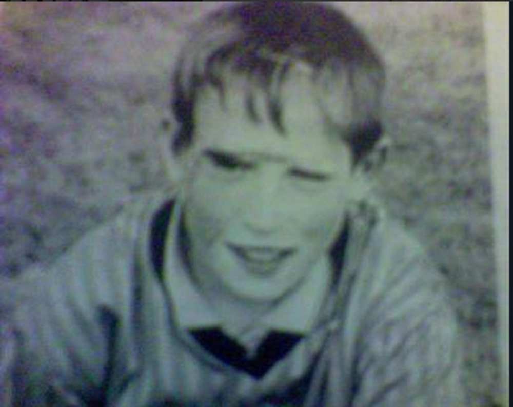 Roditelji ga kao bebu ostavili ispred manastira, a saobraćajna nesreća mu je napravila ožiljak i promenila njegovu sudbinu! (VIDEO)