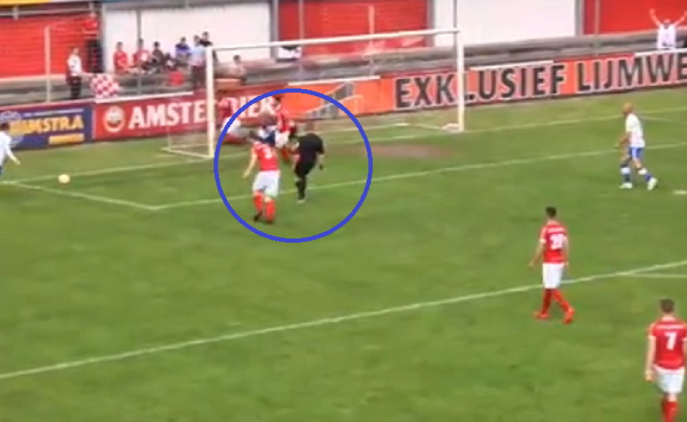 Neverovatna scena u Holandiji, sudija postigao gol i priznao ga! (VIDEO)