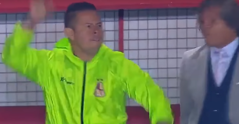 Trener prišao pomoćniku, opalio mu šamar, ovaj krenuo da mu uzvrati, a onda... (VIDEO)