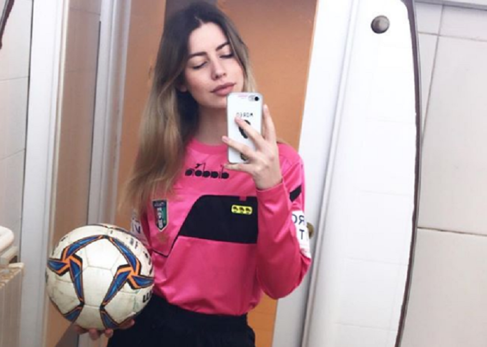 Vrhunac je bio kada je igrač skinuo gaće i rekao joj da ga oralno zadovolji ili mu pokaže crveni karton! (FOTO)