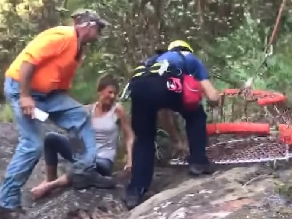 Otvorile joj se rane na telu, slomila je nogu, prepolovila se... 17. dana pronašli je usred šume (FOTO, VIDEO)