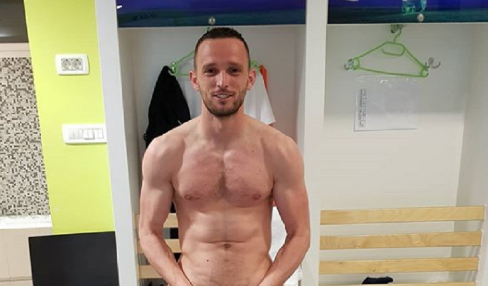 Golman Dinamo Zagreba se slikao sa trofejom prvaka GO kao od majke rođene, ispod fotografije ostavio je i poruku! (FOTO)