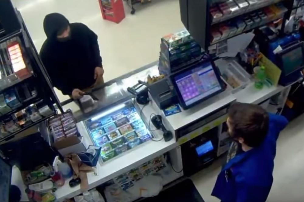 Lopov ušao u radnju sa sve SEKIROM, a onda je shvatio da se ŽESTOKO PREVARIO! Odmah je pao na kolena i počeo da moli! (VIDEO)