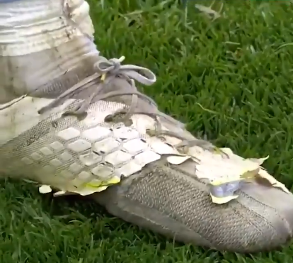 Zbog voljenog tima dobijao batine, a sada je u pocepanim kopačkama odveo svoj klub u Premijer ligu! (FOTO + VIDEO)