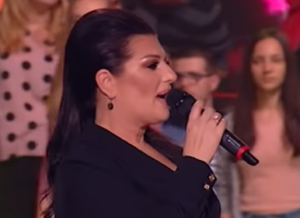 Bila je jedna od najpopularnijih pevačica u Srbiji, njene pesme svi znate, a evo kako danas izgleda! (FOTO)
