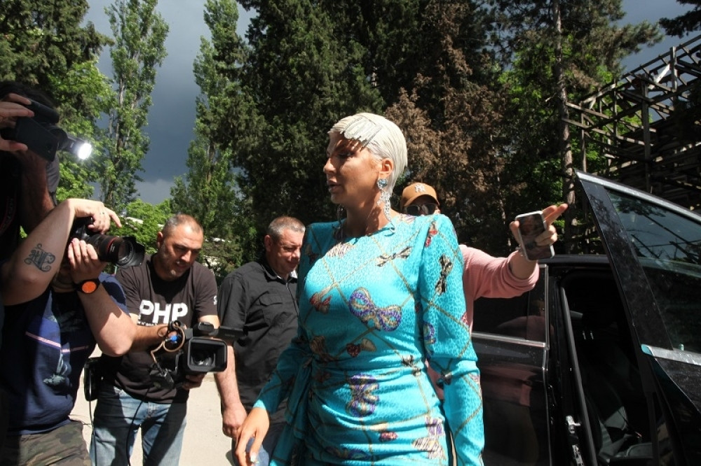 Karleuša posle 2 nedelje PONOVO U JAVNOSTI! Projurila pored novinara, a svi su gledali NATPIS na njenom džipu!