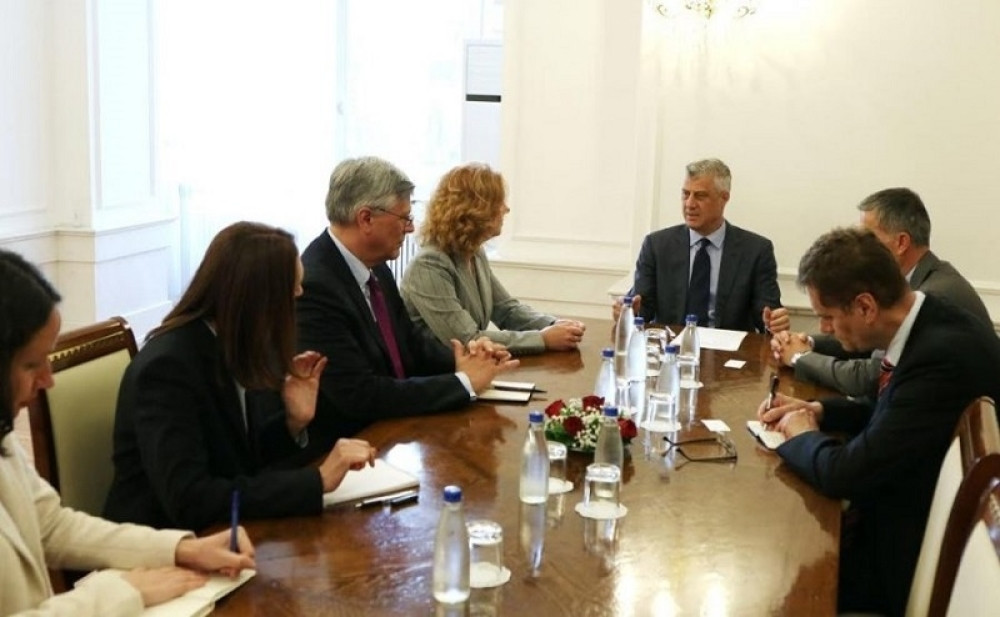 U Tačijevu kancelariju stigla POSEBNA AMERIKANKA, iza zatvorenih vrata dogovorili NASTAVAK KRVAVOG PIRA NA KOSOVU!