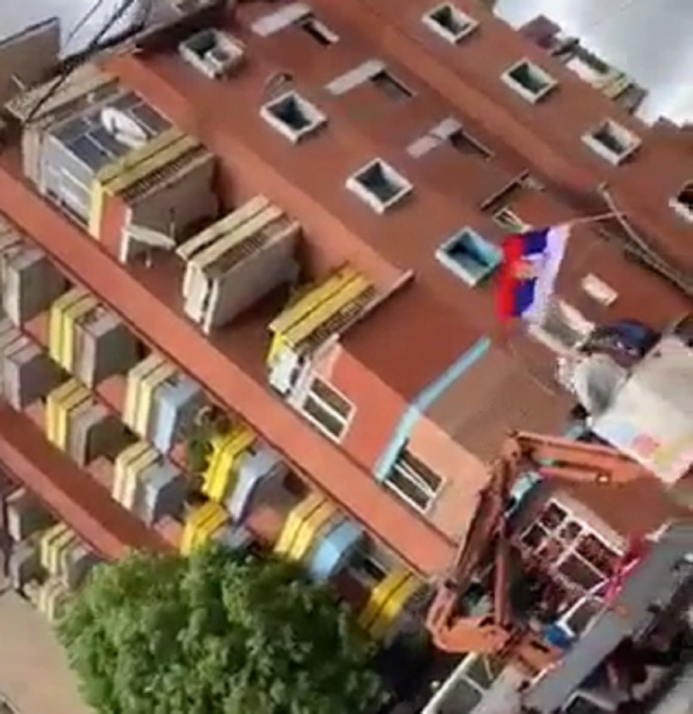 Nove i čiste zastave osvanule širom Kosovske Mitrovice, Srbi poslali jasnu poruku i Beogradu i Prištini! (VIDEO)