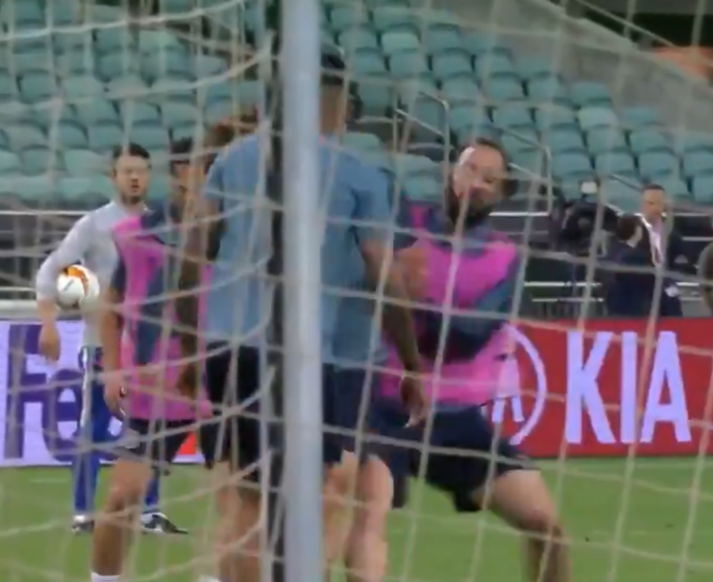 Sari poludeo, šutirao stvari, izleteo sa stadiona! SKANDALOZNO VEČE PRED FINALE (VIDEO)