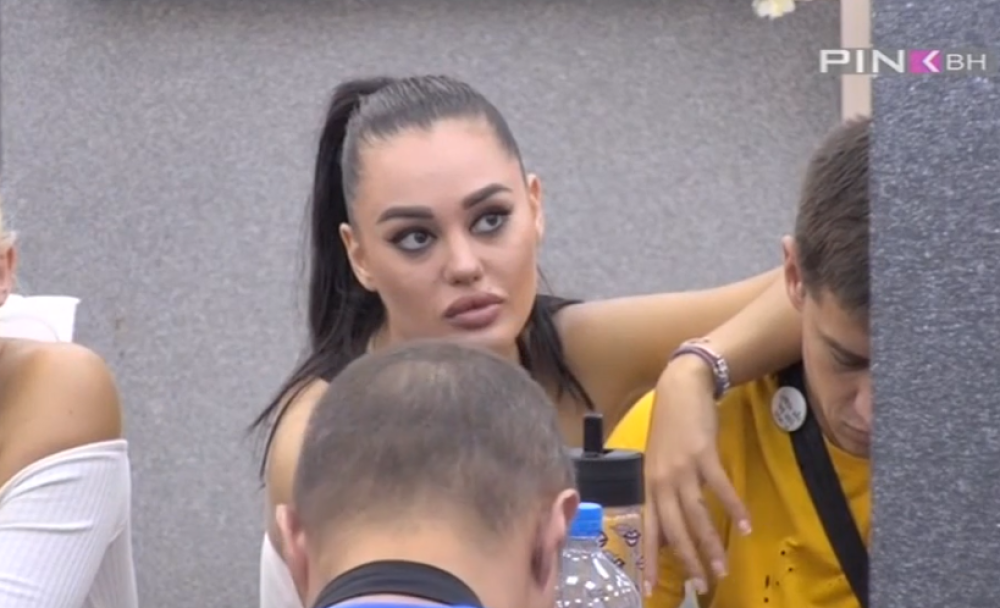 Ana Korać PRIZNALA SVE pred Davidom! Pored njega gleda u drugog! EVO DOKAZ! (VIDEO)