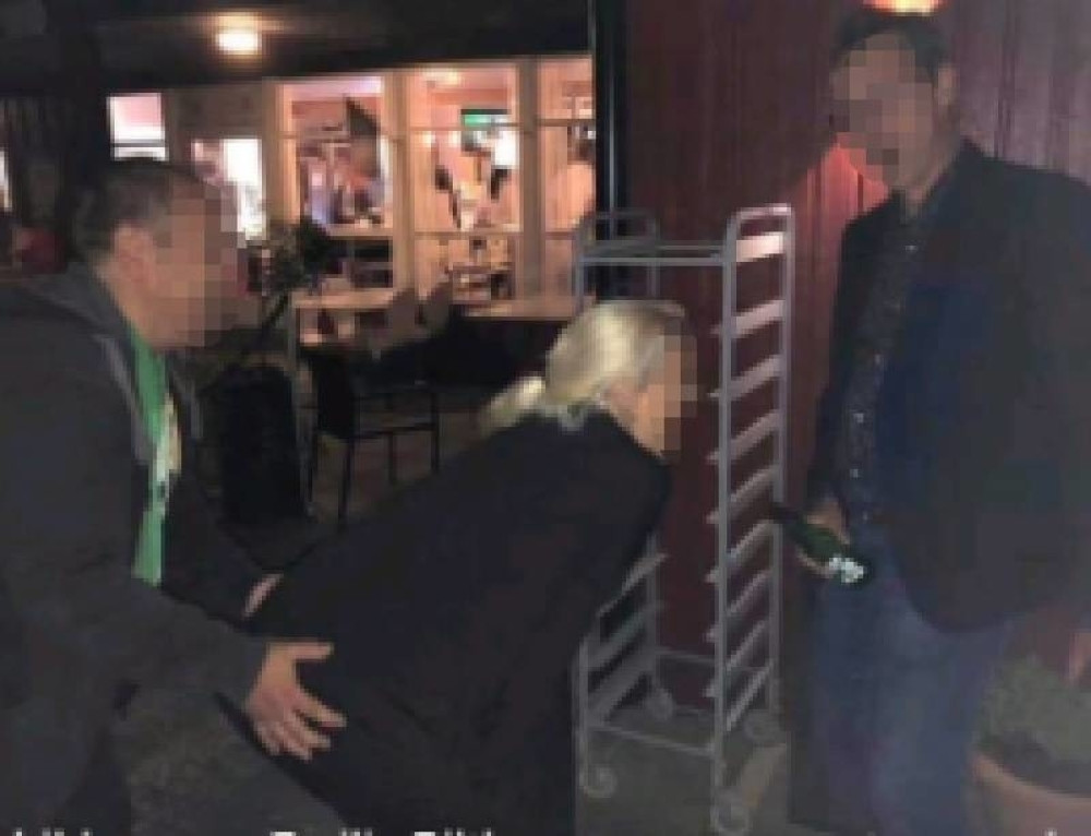 Jedan je drži za zadnjicu, drugi joj uperio "alatku" u usta! Ono što se krije iza svega još je sramnije (FOTO)