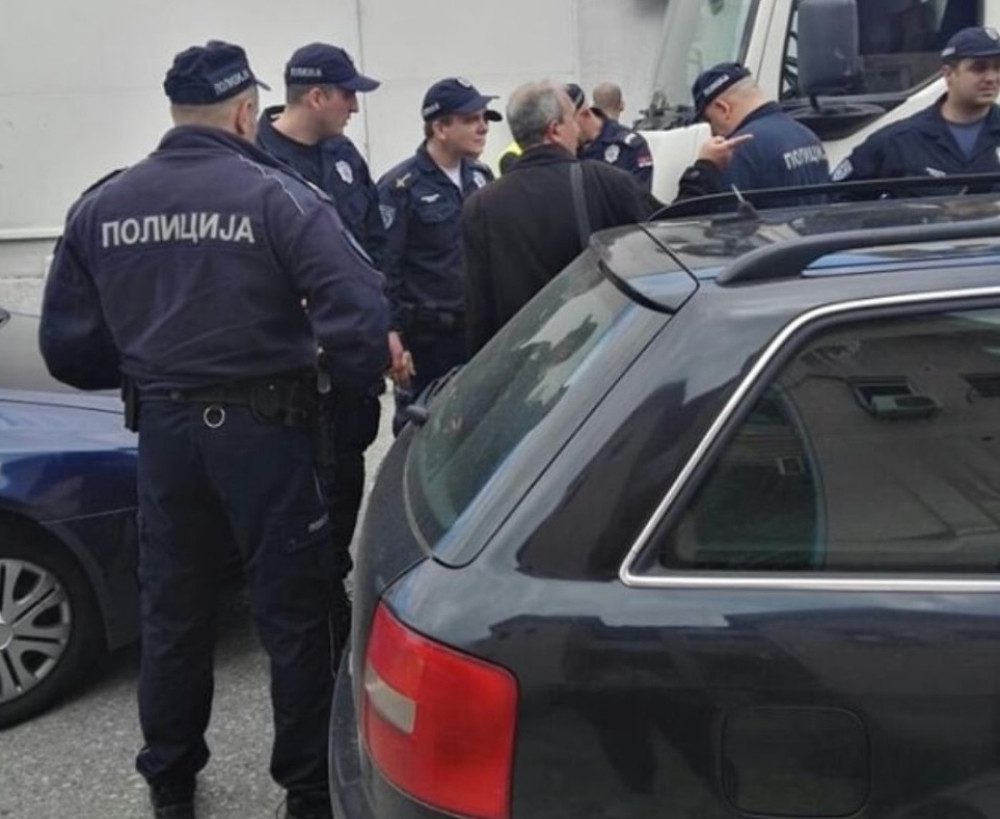 Jutros oko 8h ispred lokala brze hrane na Novom Beogradu odigrala se prava drama!